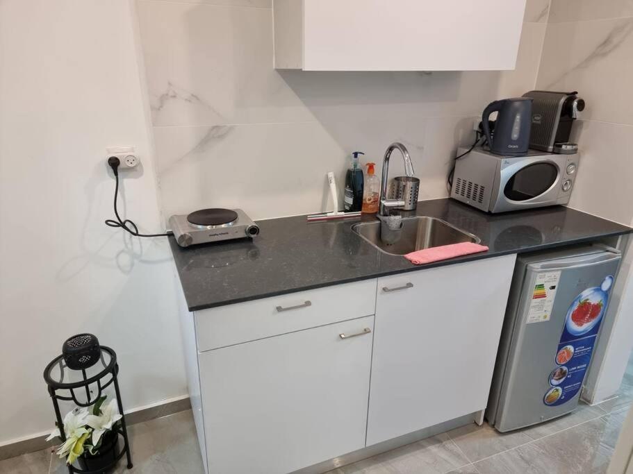 דירת זוּגַג מפנקת עם מרפסת משגעת ונוף למפרץ. Apartment Eilat Exterior photo